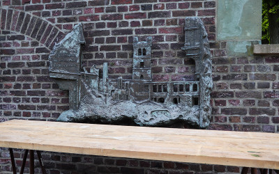 Versetzung des Bronzereliefs